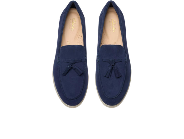 Clarks Narini Edge – Navy Suede loafer, off whit rubber sole, tassels on instep, top. 