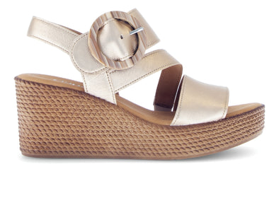 
Gabor 64.770.64 Drama Champagne leather sandal, Velcro closure, O-ring buckle, and 7.5cm wedge heel, outer